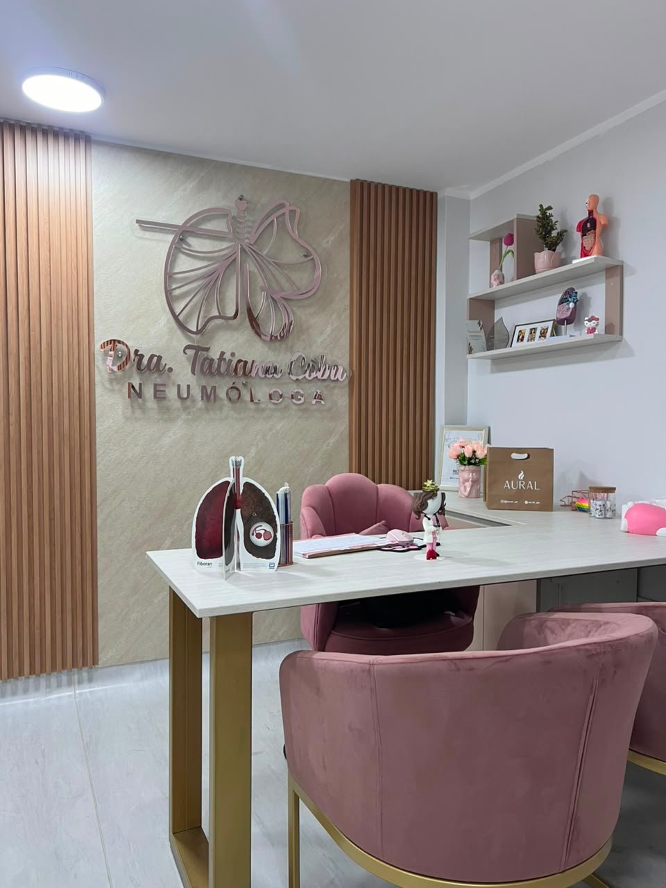 Ambiente interior cálido con acabados en madera y enfoque arquitectónico